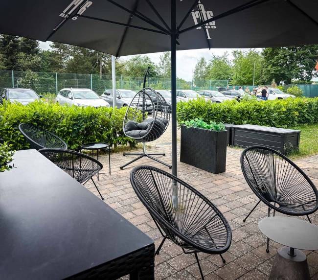 Aussenterrasse & Tagungsraum bei JKS Mayen – Meetings, Feiern & Events flexibel buchen