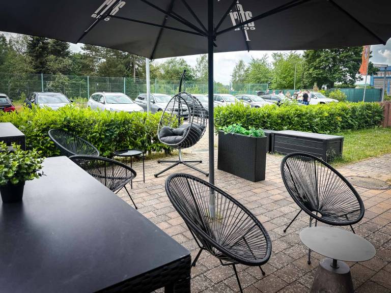 Aussenterrasse & Tagungsraum bei JKS Mayen – Meetings, Feiern & Events flexibel buchen