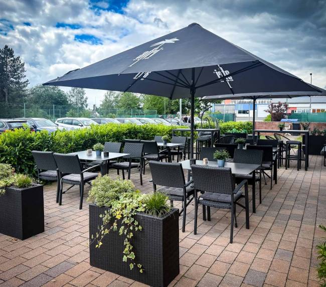 Aussenterrasse & Tagungsraum bei JKS Mayen – Meetings, Feiern & Events flexibel buchen
