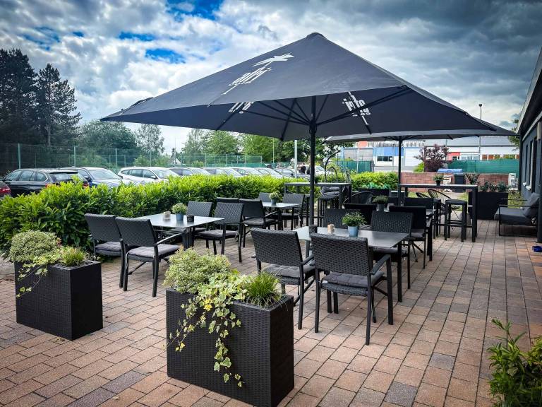 Aussenterrasse & Tagungsraum bei JKS Mayen – Meetings, Feiern & Events flexibel buchen